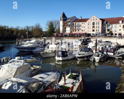 Cergy, Francia il 2 dicembre 2012: Porta Cergy è un porto turistico sul Fiume Oise. Il sito comprende sia la scatola e yachtsl ricreative. Il nord del pa Foto Stock