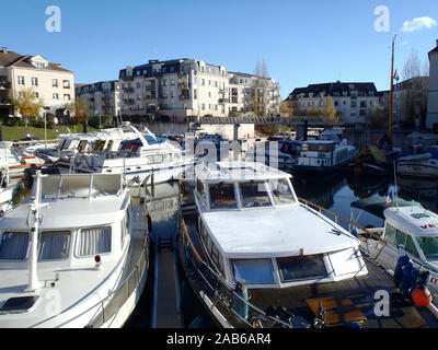 Cergy, Francia il 2 dicembre 2012: Porta Cergy è un porto turistico sul Fiume Oise. Il sito comprende sia la scatola e yachtsl ricreative. Il nord del pa Foto Stock