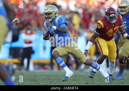 Los Angeles, CA, Stati Uniti d'America. 23 Nov, 2019. Novembre 23, 2019: UCLA Bruins quarterback Dorian Thompson-Robinson (1) codifica per un primo verso il basso in ritardo nella seconda metà durante il gioco tra la UCLA Bruins e l'USC Trojans presso il Los Angeles Memorial Coliseum di Los Angeles, CA. Credito: Pietro Joneleit/ZUMA filo/Alamy Live News Foto Stock