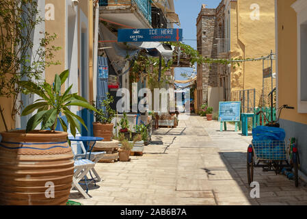 Symi Island, Grecia - 27 Giugno 2019: Vista di blu chiaro e giallo strade di Symi Island con porte e finestre e altre cose, Grecia Foto Stock