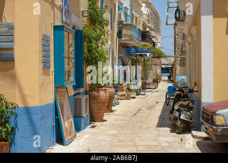 Symi Island, Grecia - 27 Giugno 2019: Vista di blu chiaro e giallo strade di Symi Island con porte e finestre e altre cose, Grecia Foto Stock