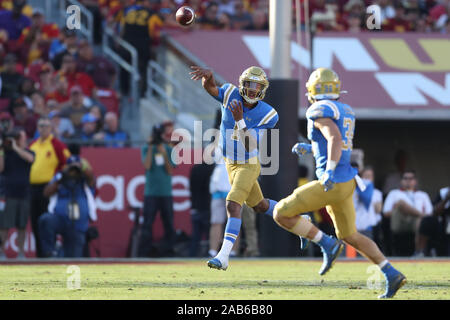 Los Angeles, CA, Stati Uniti d'America. 23 Nov, 2019. Novembre 23, 2019: UCLA Bruins quarterback Dorian Thompson-Robinson (1) fa un passo di scrambling tentativo di UCLA Bruins linebacker Carl Jones (35) nella prima metà del gioco durante la partita tra la UCLA Bruins e l'USC Trojans presso il Los Angeles Memorial Coliseum di Los Angeles, CA. Credito: Pietro Joneleit/ZUMA filo/Alamy Live News Foto Stock