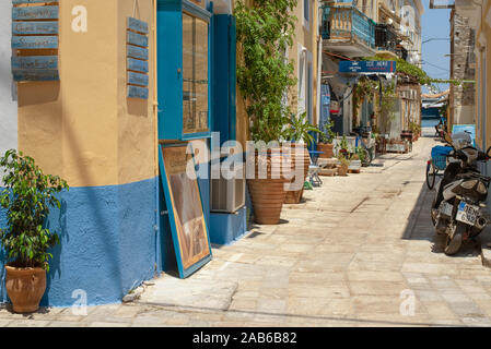 Symi Island, Grecia - 27 Giugno 2019: Vista di blu chiaro e giallo strade di Symi Island con porte e finestre e altre cose, Grecia Foto Stock