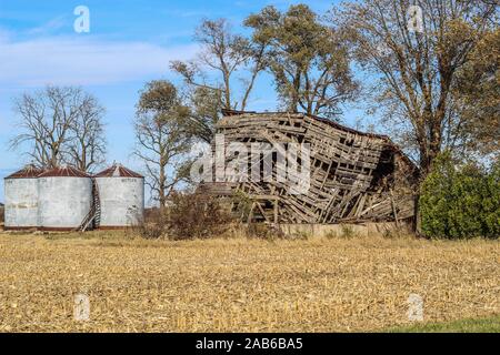 Un vecchio capannone che è stato abbandonato e di 3 silos per il grano vicino Hoopeston, Illinois, Stati Uniti d'America Foto Stock