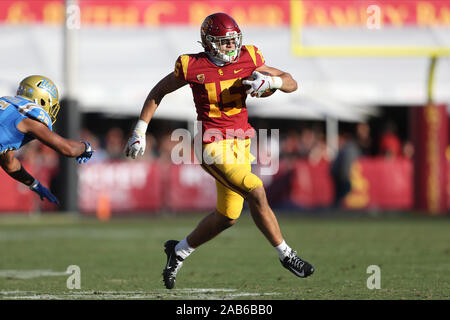 Los Angeles, CA, Stati Uniti d'America. 23 Nov, 2019. Novembre 23, 2019: USC Trojans wide receiver Drake Londra (15) viene eseguita dopo la cattura e di rompere un affrontare durante il gioco tra la UCLA Bruins e l'USC Trojans presso il Los Angeles Memorial Coliseum di Los Angeles, CA. Credito: Pietro Joneleit/ZUMA filo/Alamy Live News Foto Stock