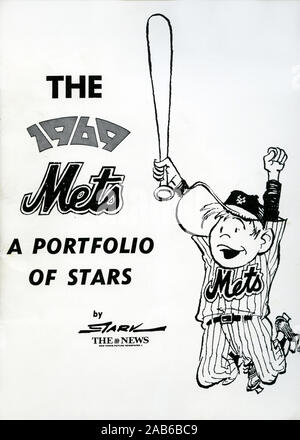 Portfolio case di bianco e nero disegni a carboncino riprodotto come ritratti di souvenir del 1969 New York Mets squadra che ha vinto la World Series per artista Stark e rilasciato come un portafoglio di souvenir dalle notizie di New York. Foto Stock