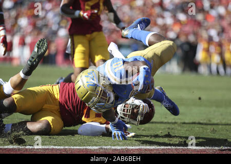 Los Angeles, CA, Stati Uniti d'America. 23 Nov, 2019. Novembre 23, 2019: UCLA Bruins running back Demetric Felton (10) immersioni per la zona di estremità di segnare un touchdown nel primo semestre durante il gioco tra la UCLA Bruins e l'USC Trojans presso il Los Angeles Memorial Coliseum di Los Angeles, CA. Credito: Pietro Joneleit/ZUMA filo/Alamy Live News Foto Stock