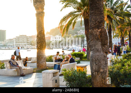 Pomeriggio al lungomare di Riva presso il porto di Spalato Croazia come turisti piace guardare le barche in mare e rilassarsi sotto le palme. Foto Stock