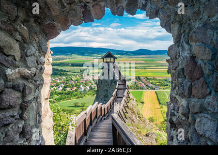 Boldogkő castello e borgo Boldogkőváralja in Ungheria in una giornata di sole. Foto Stock