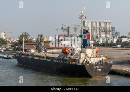 La città di Ho Chi Minh, Vietnam - Marzo 13, 2019: Downtown port sulla canzone Sai Gon river al tramonto. Toyo Eagle general cargo con le proprie gru è sittin Foto Stock