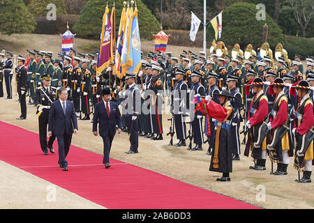 Seoul, Corea del Sud. 24 Novembre, 2019. 24 nov 2019-Seoul Sud Korea-In questa foto scattate previsto Ufficio del Presidente. Presidente Moon Jae-in (L) Passeggiate con il Brunei Sultan Hassanal Bolkiah (R) in Seoul, chi è il pagamento di una visita di stato in Corea del Sud a partecipare all'ASEAN-Repubblica di Corea Vertice commemorativa slated per questa settimana, il nov. 24, 2019. Credito: Prsident ufficio/ZUMA filo/Alamy Live News Foto Stock