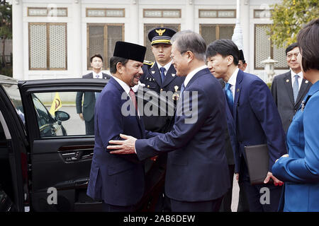 Seoul, Corea del Sud. 24 Novembre, 2019. 24 nov 2019-Seoul Sud Korea-In questa foto scattate previsto Ufficio del Presidente. Presidente Moon Jae-in scuote le mani per il Brunei il Sultano Hassanal Bolkiah in Seoul, chi è il pagamento di una visita di stato in Corea del Sud a partecipare all'ASEAN-Repubblica di Corea Vertice commemorativa slated per questa settimana, il nov. 24, 2019. Credito: Prsident ufficio/ZUMA filo/Alamy Live News Foto Stock