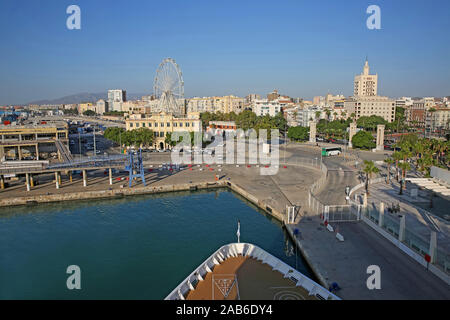 Il porto di Malaga con la prua di una nave da crociera ancorato e la e lo skyline del centro cittadino di città dietro di esso, Andalusia, Spagna meridionale. Foto Stock