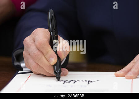 Washington, Stati Uniti. 25 Nov, 2019. Stati Uniti Presidente Donald Trump segni " il suffragio femminile Centennial una moneta commemorativa atto ", nell'Ufficio Ovale della Casa Bianca di Washington, DC, Lunedì 25 Novembre, 2019. Trump firmato il progetto dirigere la U.S. Tesoro di menta e rilascio fino al quattrocento mila one-dollar monete d'argento per onorare le donne che hanno giocato un ruolo nella raccolta di supporto per il XIX Emendamento n. Foto di Michael Reynolds/UPI Credito: UPI/Alamy Live News Foto Stock