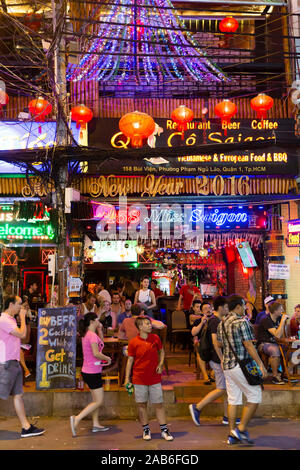 La città di Ho Chi Minh, Vietnam - Gennaio 16, 2016: Vita notturna scena di strada nella famosa vita notturna di destinazione di intrattenimento di Bui Vien Street si trova in Foto Stock