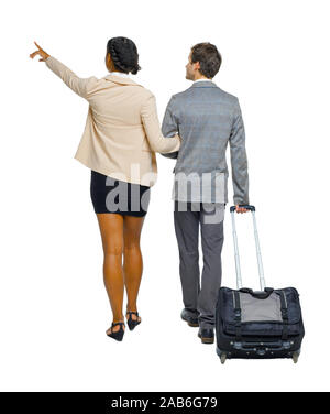 Vista posteriore di puntamento di interracial andando giovane con la valigia. Vista posteriore di raccolta persone. vista posteriore di persona. Isolato su sfondo bianco. Hu Foto Stock