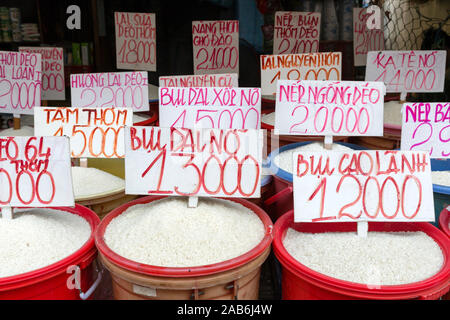 Contenitori di riso in bianco per la vendita nei locali di un mercato di strada nella città di Ho Chi Minh, Vietnam. Foto Stock