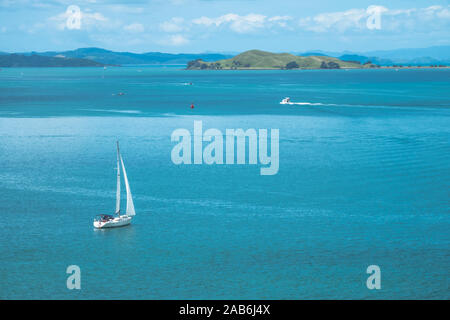 Vista di un oceano porto dalla Devonport. L'estate. Auckland Nuova Zelanda Foto Stock