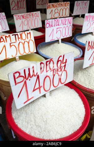 Contenitori di riso in bianco per la vendita nei locali di un mercato di strada nella città di Ho Chi Minh, Vietnam. Foto Stock