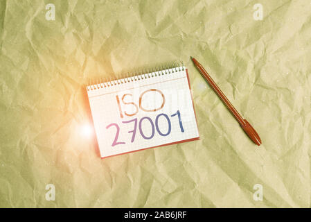 La scrittura della nota mostra Iso 27001. Il concetto di business per la specifica per la sicurezza delle informazioni sistema analysisagement Papercraft desk spirale quadrata n. Foto Stock