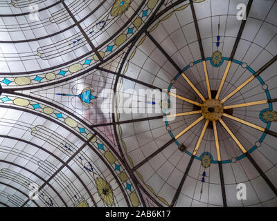 Cupola e arcuata di vetro macchiato portare luce a soffitto retail cattedrale dello shopping arcade in Nicholas edificio Melbourne Victoria Australia. Foto Stock