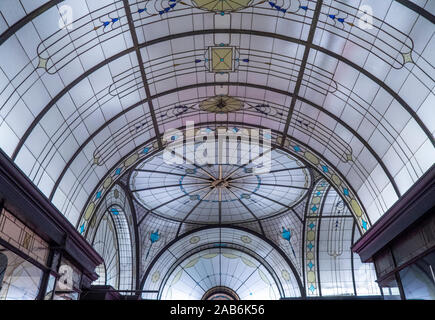 Cupola e arcuata di vetro macchiato portare luce a soffitto retail cattedrale dello shopping arcade in Nicholas edificio Melbourne Victoria Australia. Foto Stock