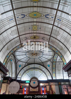 Cupola e arcuata di vetro macchiato portare luce a soffitto retail cattedrale dello shopping arcade in Nicholas edificio Melbourne Victoria Australia. Foto Stock