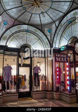 Cupola e arcuata di vetro macchiato portare luce a soffitto retail cattedrale dello shopping arcade in Nicholas edificio Melbourne Victoria Australia. Foto Stock