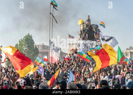 La folla protestava alla statua di Santiago del Cile Baquedano in Plaza de Italia durante le ultime proteste e lo sciopero generale del Cile dopo un mese Foto Stock