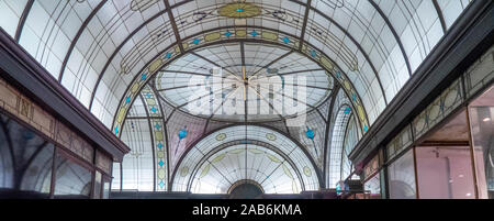 Cupola e arcuata di vetro macchiato portare luce a soffitto retail cattedrale dello shopping arcade in Nicholas edificio Melbourne Victoria Australia. Foto Stock