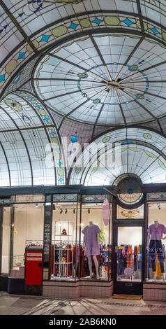 Cupola e arcuata di vetro macchiato portare luce a soffitto retail cattedrale dello shopping arcade in Nicholas edificio Melbourne Victoria Australia. Foto Stock