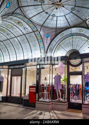 Cupola e arcuata di vetro macchiato portare luce a soffitto retail cattedrale dello shopping arcade in Nicholas edificio Melbourne Victoria Australia. Foto Stock