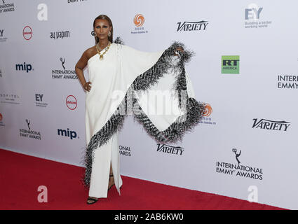 New York, Stati Uniti. 25 Nov, 2019. Iman arriva sul tappeto rosso al 47th International Emmy Awards a New York Hilton a New York City il 25 novembre 2019. Foto di Giovanni Angelillo/UPI Credito: UPI/Alamy Live News Foto Stock