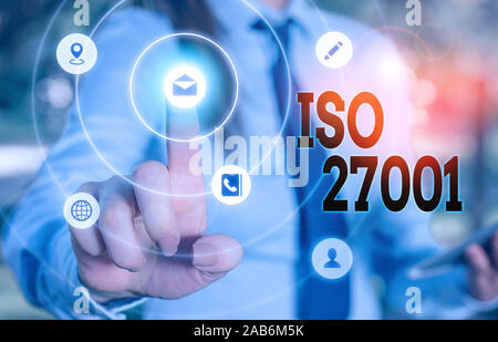 La scrittura della nota mostra Iso 27001. Il concetto di business per la specifica per la sicurezza delle informazioni sistema analysisagement Foto Stock