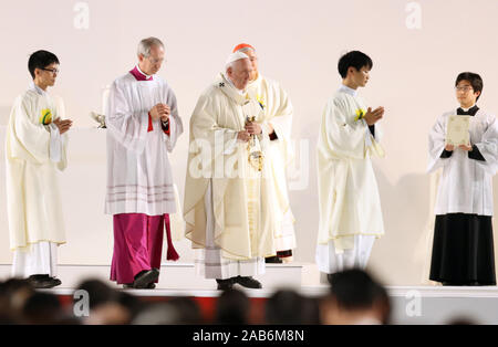 Tokyo, Giappone. 25 Nov, 2019. Papa Francesco celebra una Santa Messa presso il Tokyo Dome Stadium di Tokyo lunedì, 25 novembre 2019. Circa 50.000 persone hanno partecipato alla santa Messa. Credito: Yoshio Tsunoda/AFLO/Alamy Live News Foto Stock