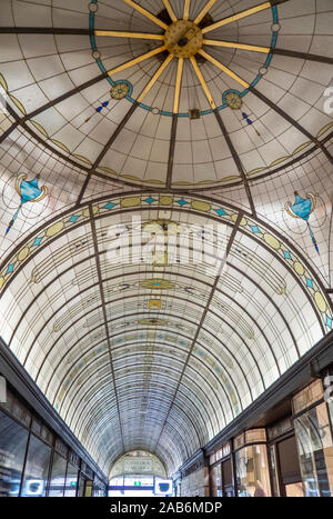 Cupola e arcuata di vetro macchiato portare luce a soffitto retail cattedrale dello shopping arcade in Nicholas edificio Melbourne Victoria Australia. Foto Stock