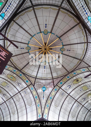 Cupola e arcuata di vetro macchiato portare luce a soffitto retail cattedrale dello shopping arcade in Nicholas edificio Melbourne Victoria Australia. Foto Stock