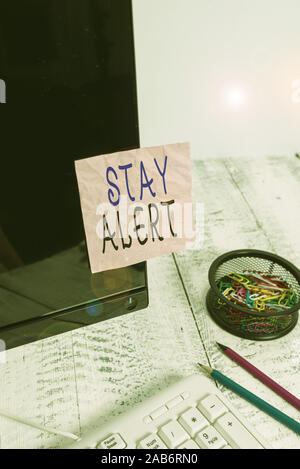 Scrittura testo scrittura di rimanere vigili. Foto concettuale prestando la massima attenzione alle cose intorno a un rapido per vedere o capire nota con nastro di carta al nero comp Foto Stock