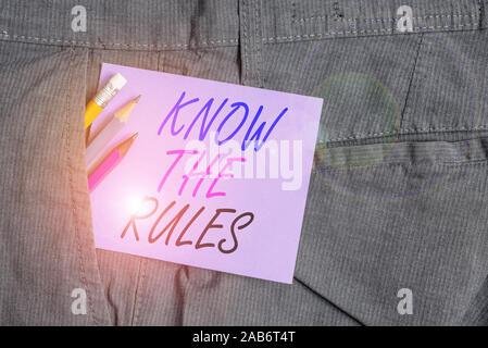 La scrittura della nota mostra conoscere le regole. Il concetto di business per imparare il principio accettato o istruzioni per seguire la scrittura di attrezzature e viola nota pap Foto Stock