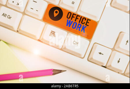 Parola di scrittura di testo il lavoro d'ufficio. Business photo per la presentazione di qualsiasi clericale o lavoro amministrativo per una organizzazione White tastiera PC con vuoto nota pap Foto Stock