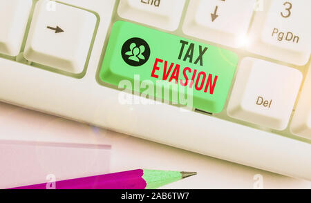 La scrittura della nota che mostra l'evasione fiscale. Il concetto di business per il mancato pagamento o la deliberata mancato pagamento delle tasse Foto Stock
