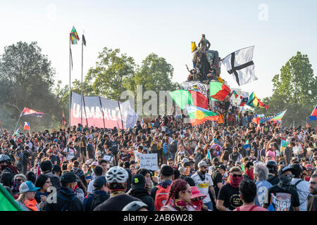 La folla protestava alla statua di Santiago del Cile Baquedano in Plaza de Italia durante le ultime proteste e lo sciopero generale del Cile dopo un mese Foto Stock