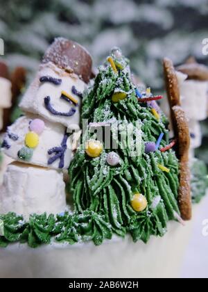 La torta di Natale concorso sponsorizzato da Kitchenaid presso la casa ideale mostra il Natale 2019. I concorrenti sbalorditi i giudici con le loro sugarcraft. Foto Stock