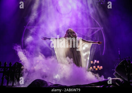 Nottingham, Regno Unito. Il 25 novembre 2019. In questo momento esibirsi dal vivo sul palco del Motorpoint Arena di Nottingham, UK. Credito: Andy Gallagher/Alamy Live News Foto Stock