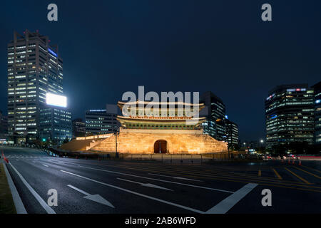 Mercato Namdaemun cancello in Seoul business area distrettuale skyline vista dalla strada di notte a Seoul , Corea del Sud. Asian Tourism, città moderna vita o business f Foto Stock