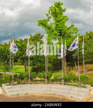 Molte le bandiere di Corea del Sud sui pennoni Foto Stock