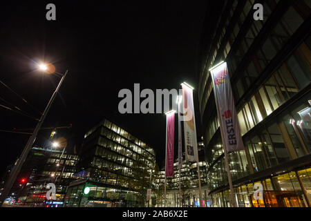 VIENNA, Austria - 6 Novembre 2019: Erste Bank logo nella parte anteriore di Erste campus, il quartier generale della Sparkasse con grattacieli, la più grande banca di cento Foto Stock