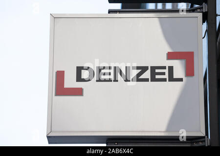 VIENNA, Austria - 6 Novembre 2019: Wolfgang Denzel logo nella parte anteriore dei loro showroom nel centro di Vienna. Denzel è un ex austriaca di costruttore di auto, n Foto Stock