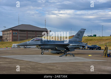 Un F-16C Fighting Falcon dall'ala 113si prepara a decollare durante l amalgama Dart 20-4 live-fly esercitazione a McGhee Tyson Air National Guard Base, Tennessee, nov. 20, 2019. Dart di amalgama 20-4 è un North American Aerospace Defense Command live-fly esercizio progettata per testare il NORAD la capacità di distribuire la sua aria integrato sistema di difesa (IADS) ed eseguire il suo avvertimento aeronautica e aerospaziale di missioni di controllo in corrispondenza di un non-designata di controllo aria impianto di allarme. Lo scenario di addestramento replicati airborne intercetta di aeromobili che hanno violato il volo temporaneo limitato lo spazio aereo al di sopra del maggiore Knoxvil Foto Stock