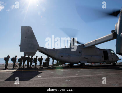 191124-N-IQ884-1071 OCEANO PACIFICO (24 novembre 2019) Marines attaccato al xi Marine Expeditionary Unit (MEU) caricare nel retro di un MV-22 Osprey attaccata al mezzo marino Tiltrotor Squadron (VMM) 163 sul ponte di volo di assalto anfibio nave USS Boxer (LHD 4). Marinai e Marines undicesimo Marine Expeditionary Unit (MEU) sono imbarcati sulla USS Boxer (LHD 4) su un regolarmente-distribuzione programmata. (U.S. Foto di Marina di Massa lo specialista di comunicazione 2a classe Dale M. Hopkins) Foto Stock